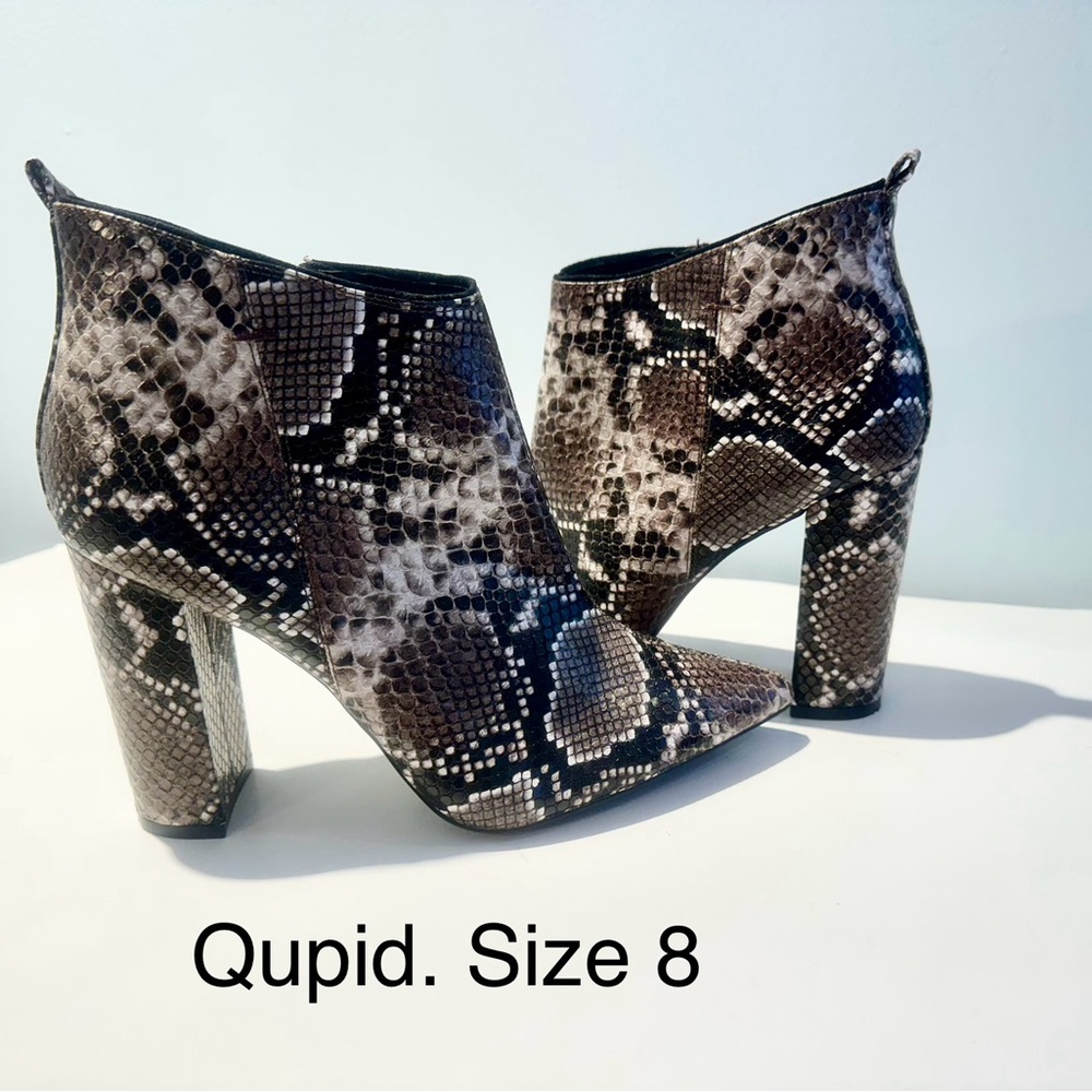 Qupid Women's Snake-Print Ankle Booties size 8
